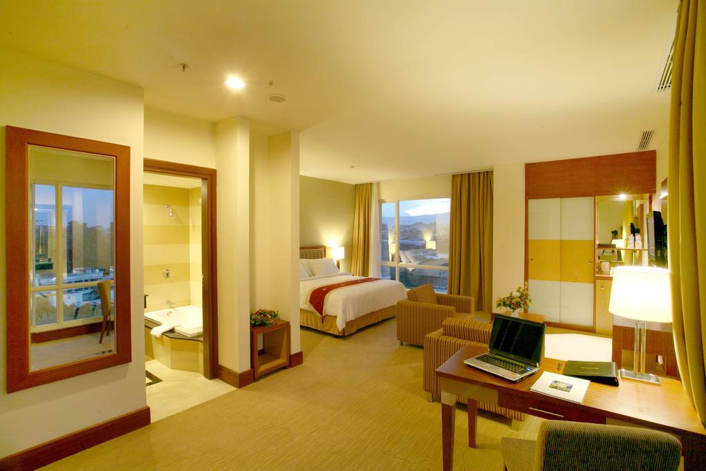 Swiss-Belhotel Maleosan Manado Exterior photo
